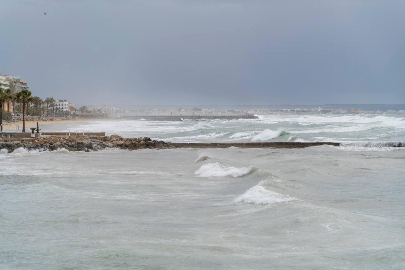 Vista del fuerte oleaje en Palma de Mallorca, este lunes. La borrasca Karine, que mantiene este lunes en alerta a casi toda España por rachas de viento de hasta 120 kilómetros por hora.. 