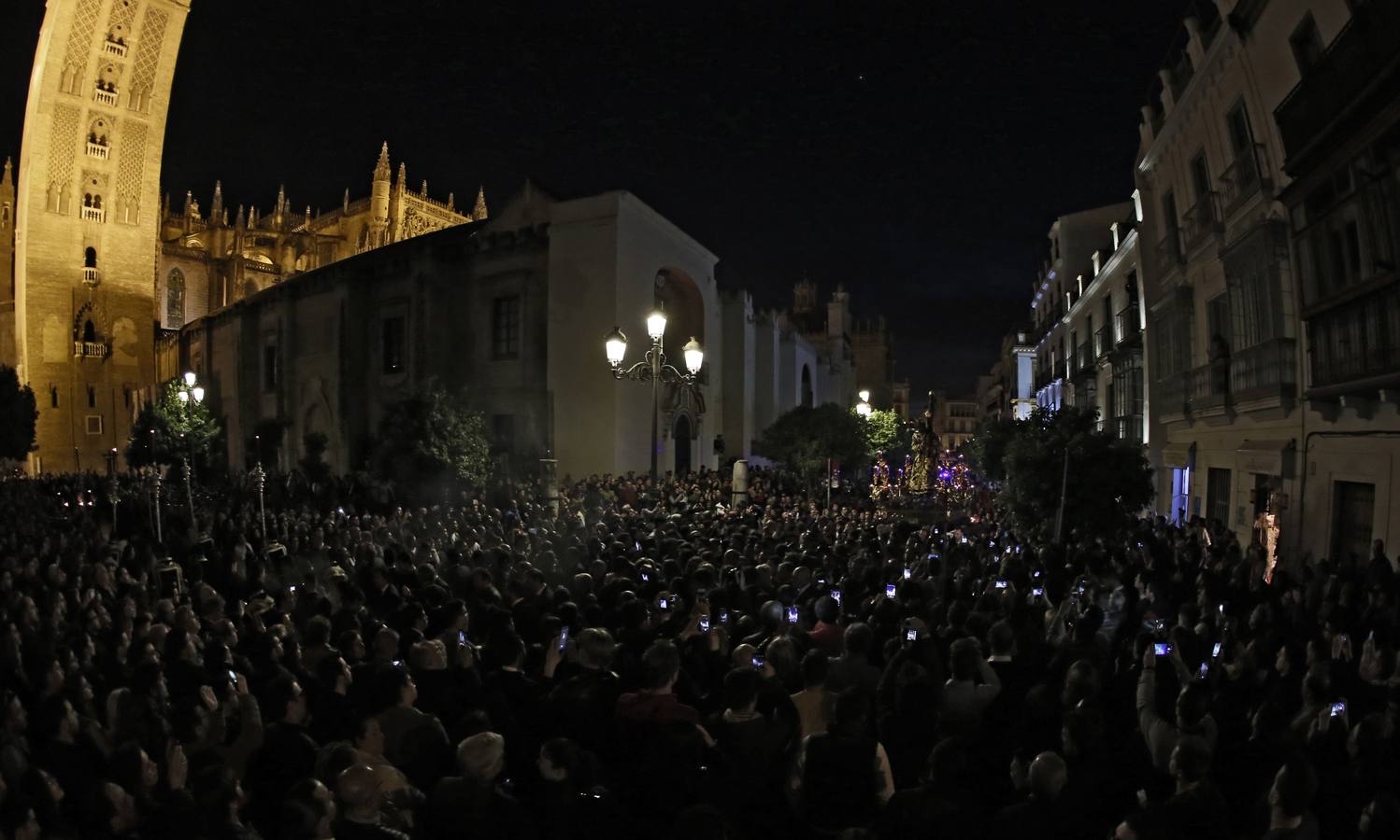 El Vía Crucis del Consejo de Hermandades y Cofradías de Sevilla, en imágenes (y III)