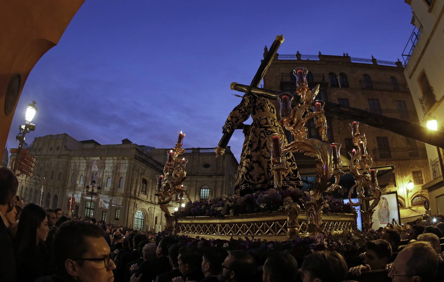 El Vía Crucis del Consejo de Hermandades y Cofradías de Sevilla, en imágenes (y III)