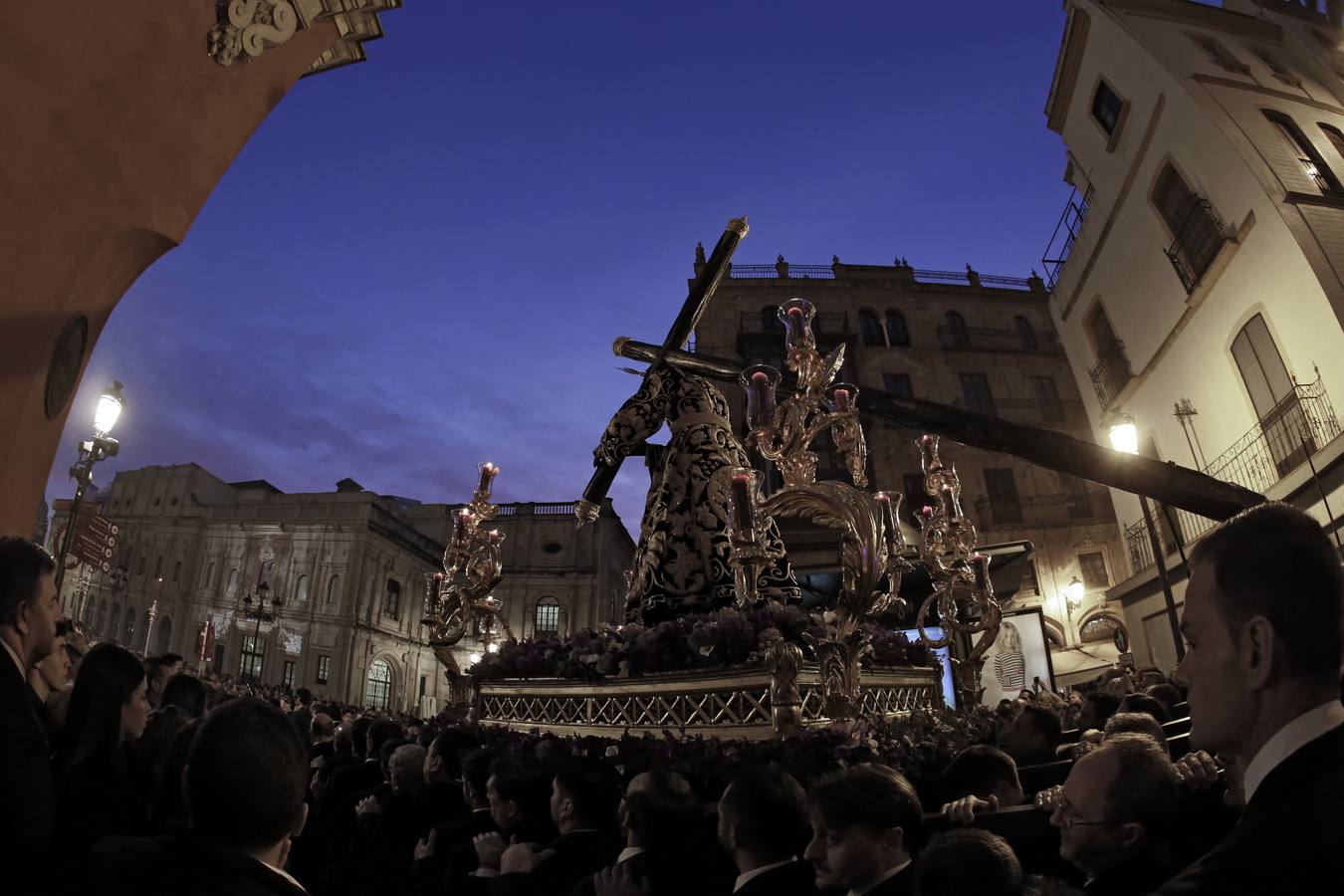 El Vía Crucis del Consejo de Hermandades y Cofradías de Sevilla, en imágenes (y III)