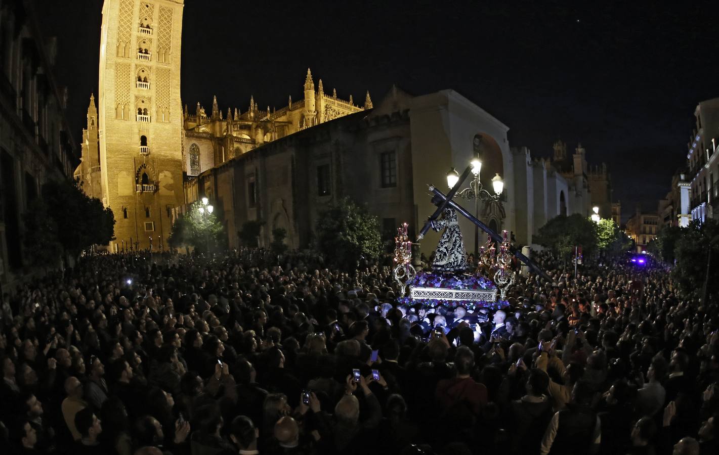 El Vía Crucis del Consejo de Hermandades y Cofradías de Sevilla, en imágenes (y III)