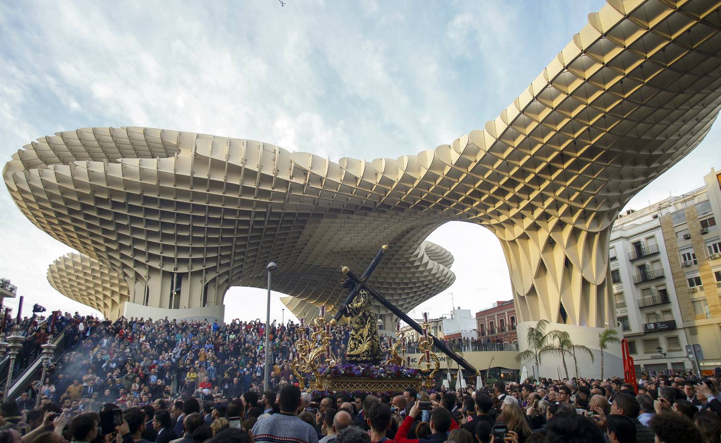 El Vía Crucis del Consejo de Hermandades y Cofradías de Sevilla, en imágenes (II)