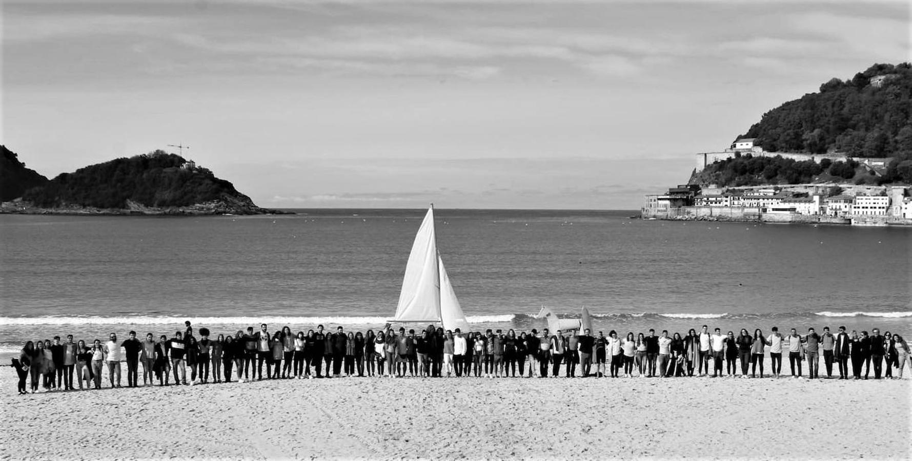 Alumnos de la escuela en la playa de la Concha de San Sebastián en el encuentro internacional de escuelas de arquitectura de la Bienal Internacional de Arquitectura de Euskadi MUGAK, 2019. 