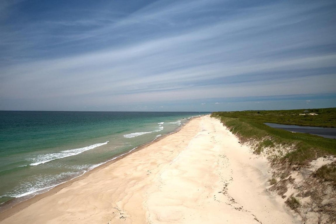Trágicos recuerdos- La mansión en venta de Jackie Kennedy. Sin embargo, las costas de la isla de fueron el escenario del trágico accidente de avioneta que le costó la vida a su hijo John John Kennedy, de ahí que Jackie decidiese no pisar la mansión con tanta asiduidad.