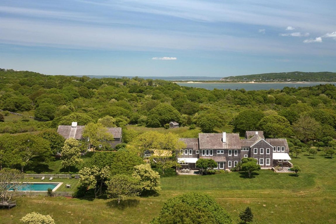 Un paraíso situado a una hora y media de Washington - La mansión en venta de Jackie Kennedy. El último –y más sonado- caso lo encontramos en Red Gate Farm, la finca de Jackie Kennedy en la isla de Martha’s Vineyard, a una hora y media de Washington, que se vende por la astronómica cifra de 58 millones de euros. La vivienda tardó dos años en ser construida y fue adquirida por Jackie Kennedy en 1979. Posteriormente fue edificada en y renovada en el 2000 por Deborah Berke, una de las arquitectas más cotizadas por las celebrities.