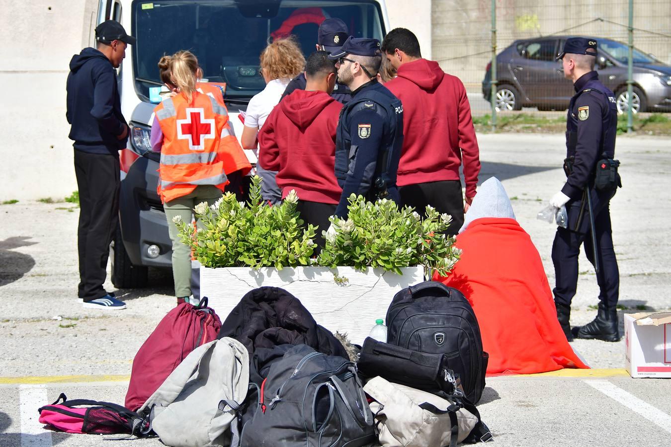 FOTOS: Trasladan a Puerto América una patera con 15 migrantes