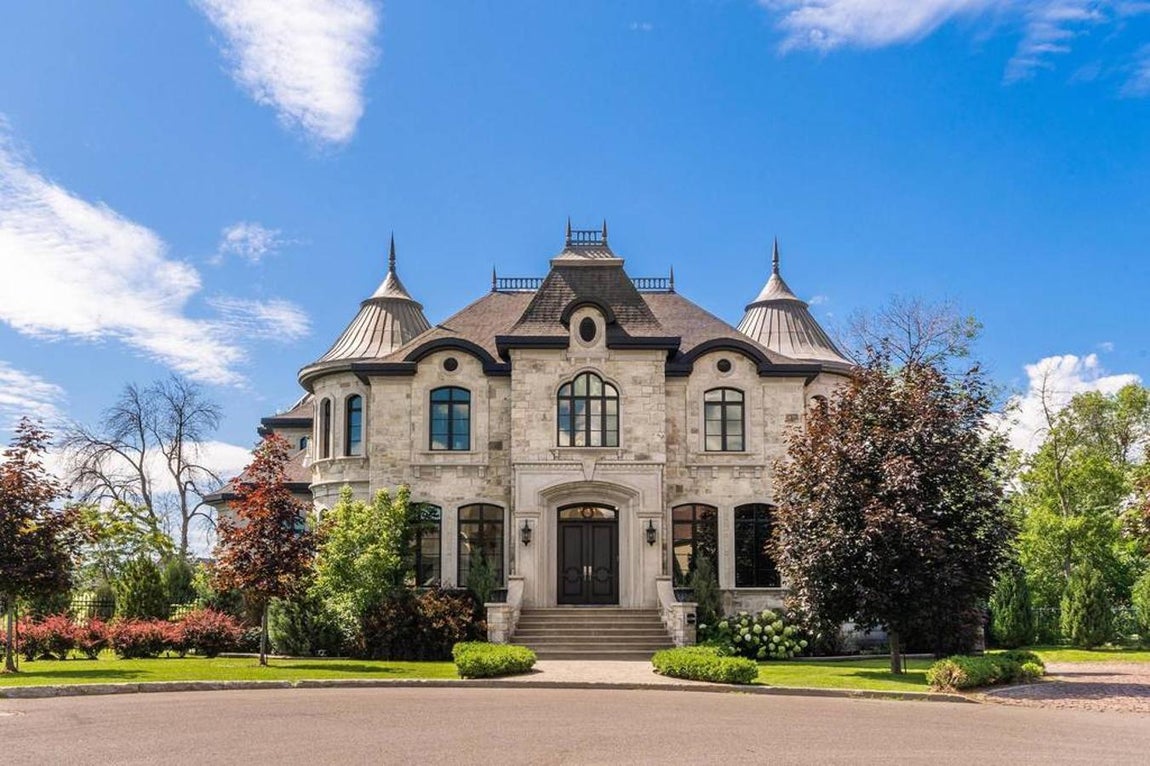 1.Place James-Huston, St-Laurent, Montreal. Esta casa de estilo victoriano está rodeada por un parque repleto de setos y pinos, perfecto para que preserven su intimidad. Cuenta además con una variedad de acabados de alta gama que le confieren un toque todavía más exclusivo. Posee cinco dormitorios de tipo suite equipados con un baño completo, y además tiene otros dos aseos. No faltan las amplias terrazas con vistas a la naturaleza ni tampoco una bodega con ascensor de cristal, piscina y un garaje con capacidad para 8 coches. Precio: 3.903.000€
