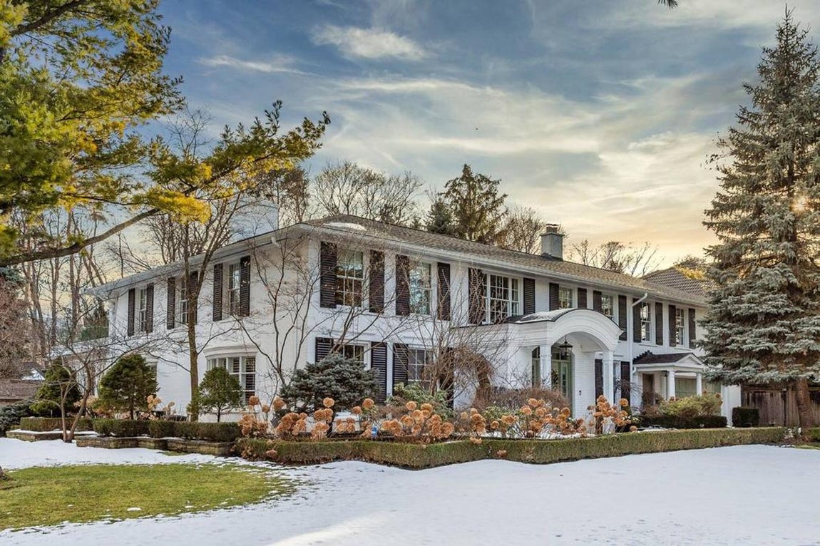 5.Valleyanna Dr, North York, Toronto. Pensada para los que buscan una vida familiar y tranquila, esta casa tiene todos los lujos para no salir de ella. Además de sus cinco dormitorios y siete baños, su punto fuerte es sin duda el SPA que posee, que cuenta además con una piscina cubierta, sauna y baño turco. Tampoco falta un gimnasio equipado al completo. Precio: 5.314.000€