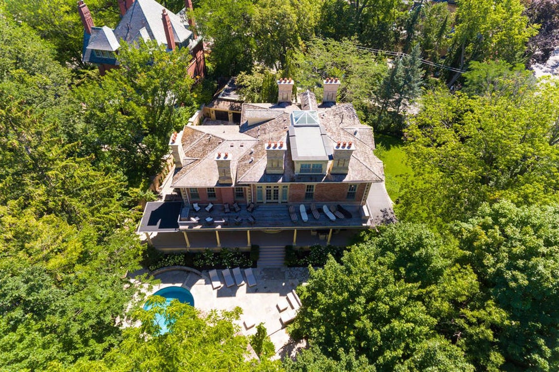 9. Park Rd, Toronto. Esta residencia construida en 1857 es sin duda la que posee una decoración más cuidada: escaleras de caracol en mármol, baños con frescos en los techos, lámparas de araña, tapices… Una oda a la opulencia y el lujo. Además de cinco dormitorios y nueve baños incluye una biblioteca revestida con paneles de madera, SPA completo, un mini campo de fútbol, pista de hockey, SPA, bodega. Precio: 13.327.100€