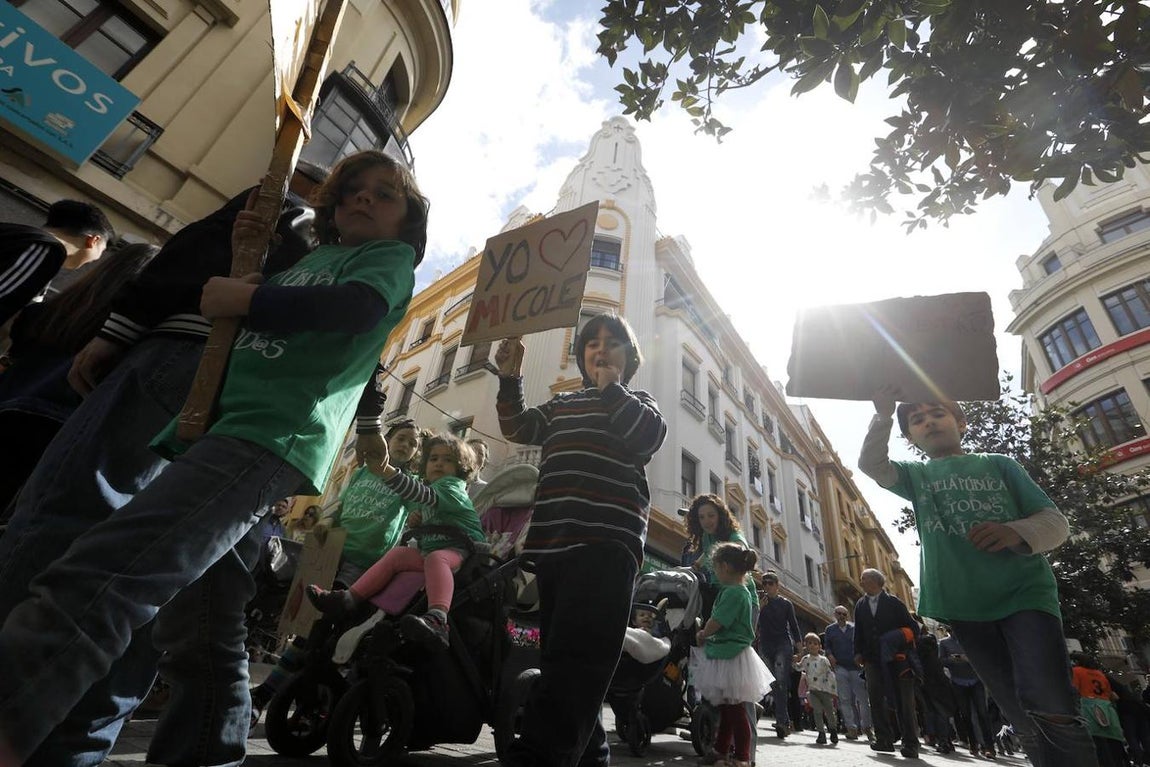 La manifestación en Córdoba contra el decreto de escolarización, en imágenes