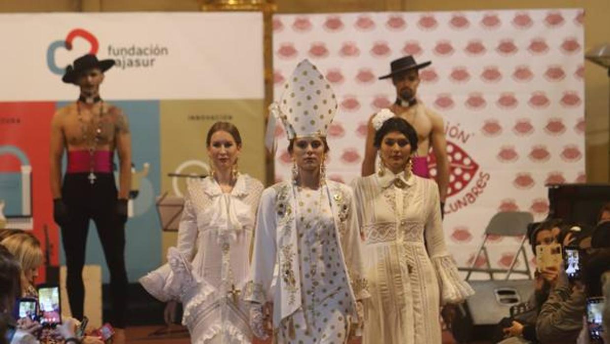 Moda flamenca y solidaria hecha en Córdoba, en imágenes