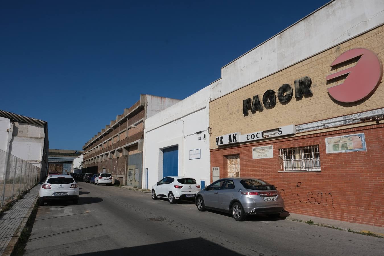 FOTOS: Okupas y gamberros vuelven a las naves abandonadas del recinto exterior de la Zona Franca en Cádiz