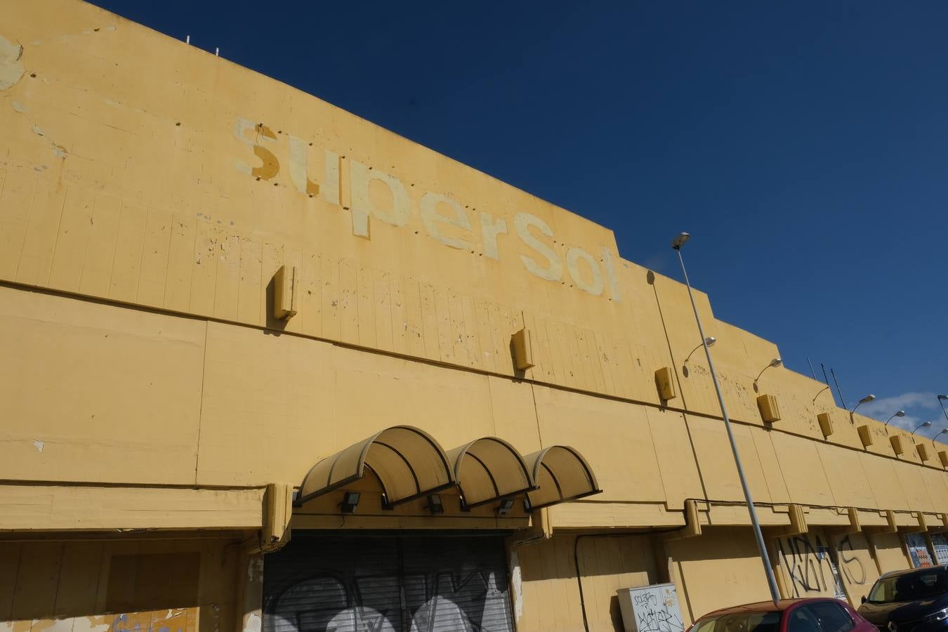 FOTOS: Okupas y gamberros vuelven a las naves abandonadas del recinto exterior de la Zona Franca en Cádiz