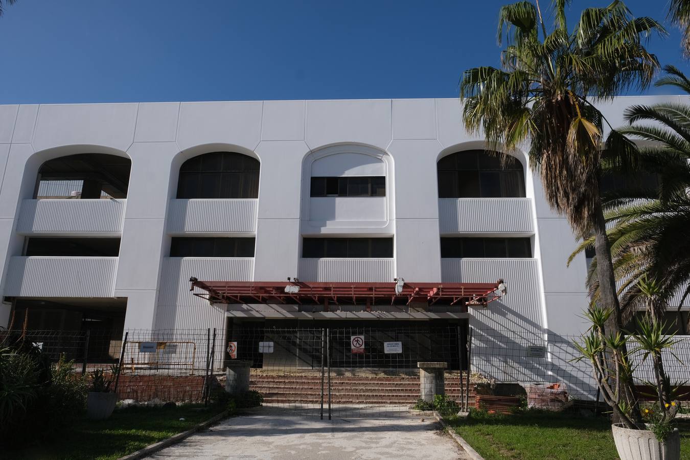 FOTOS: Okupas y gamberros vuelven a las naves abandonadas del recinto exterior de la Zona Franca en Cádiz