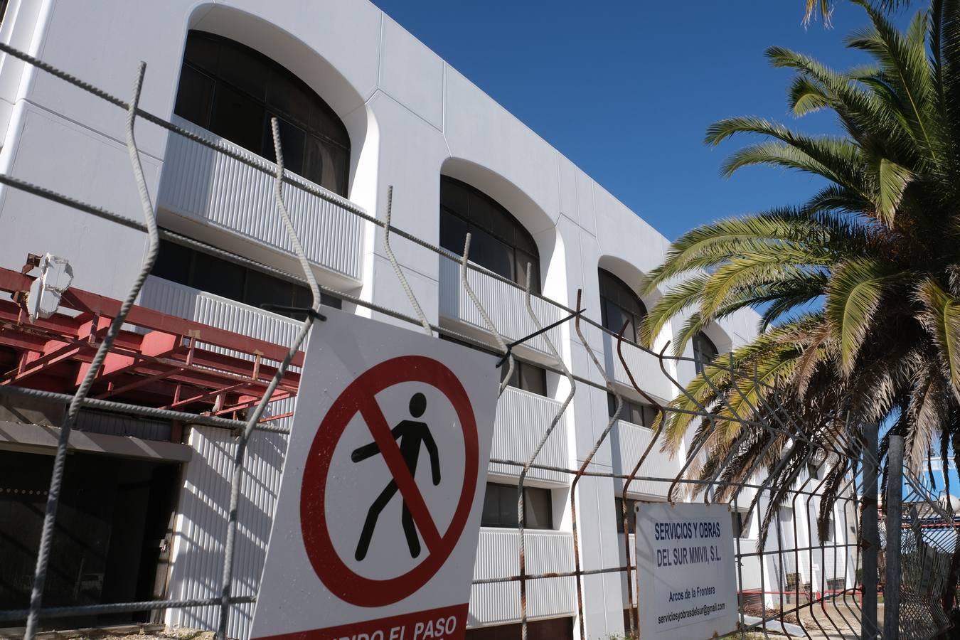 FOTOS: Okupas y gamberros vuelven a las naves abandonadas del recinto exterior de la Zona Franca en Cádiz