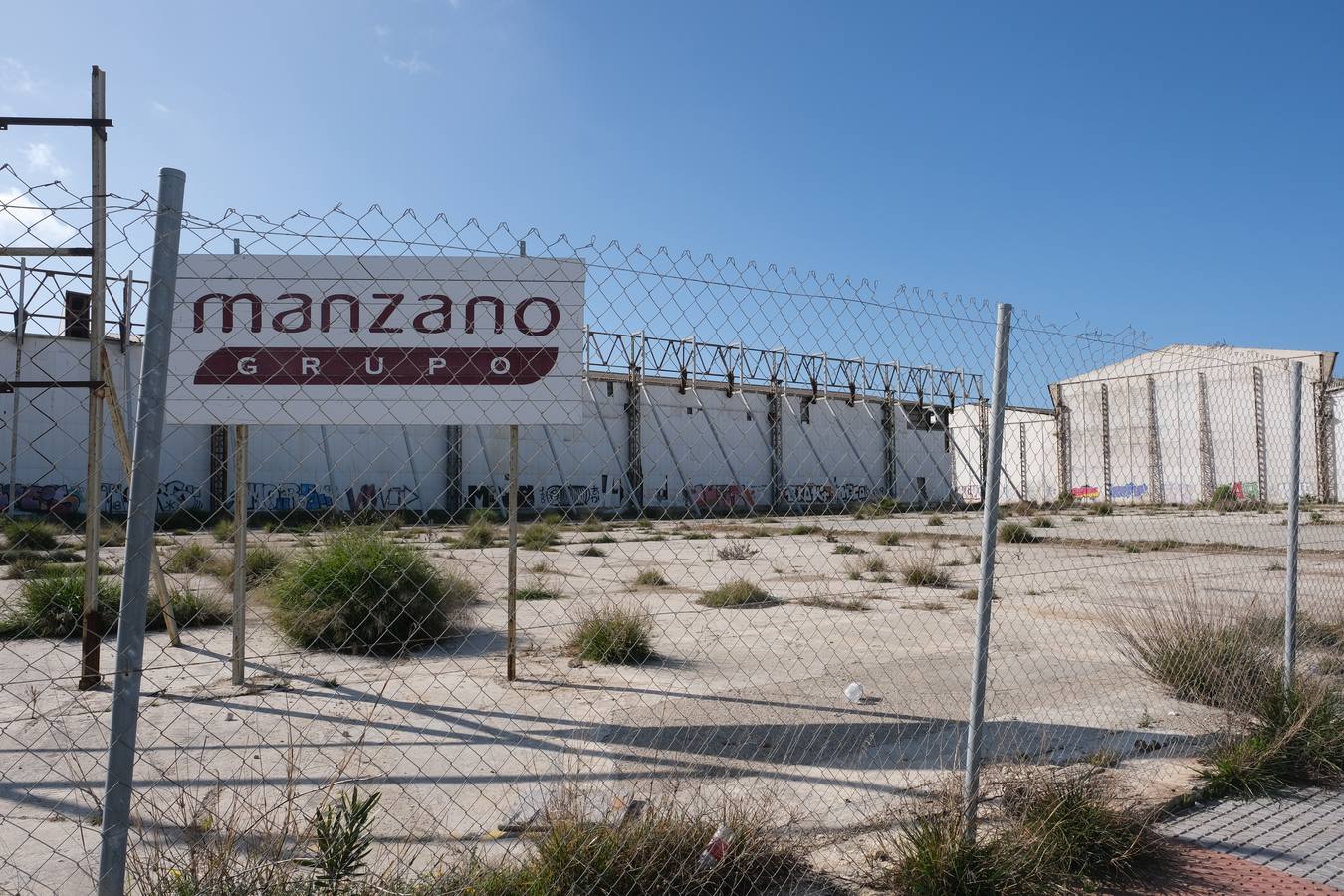 FOTOS: Okupas y gamberros vuelven a las naves abandonadas del recinto exterior de la Zona Franca en Cádiz