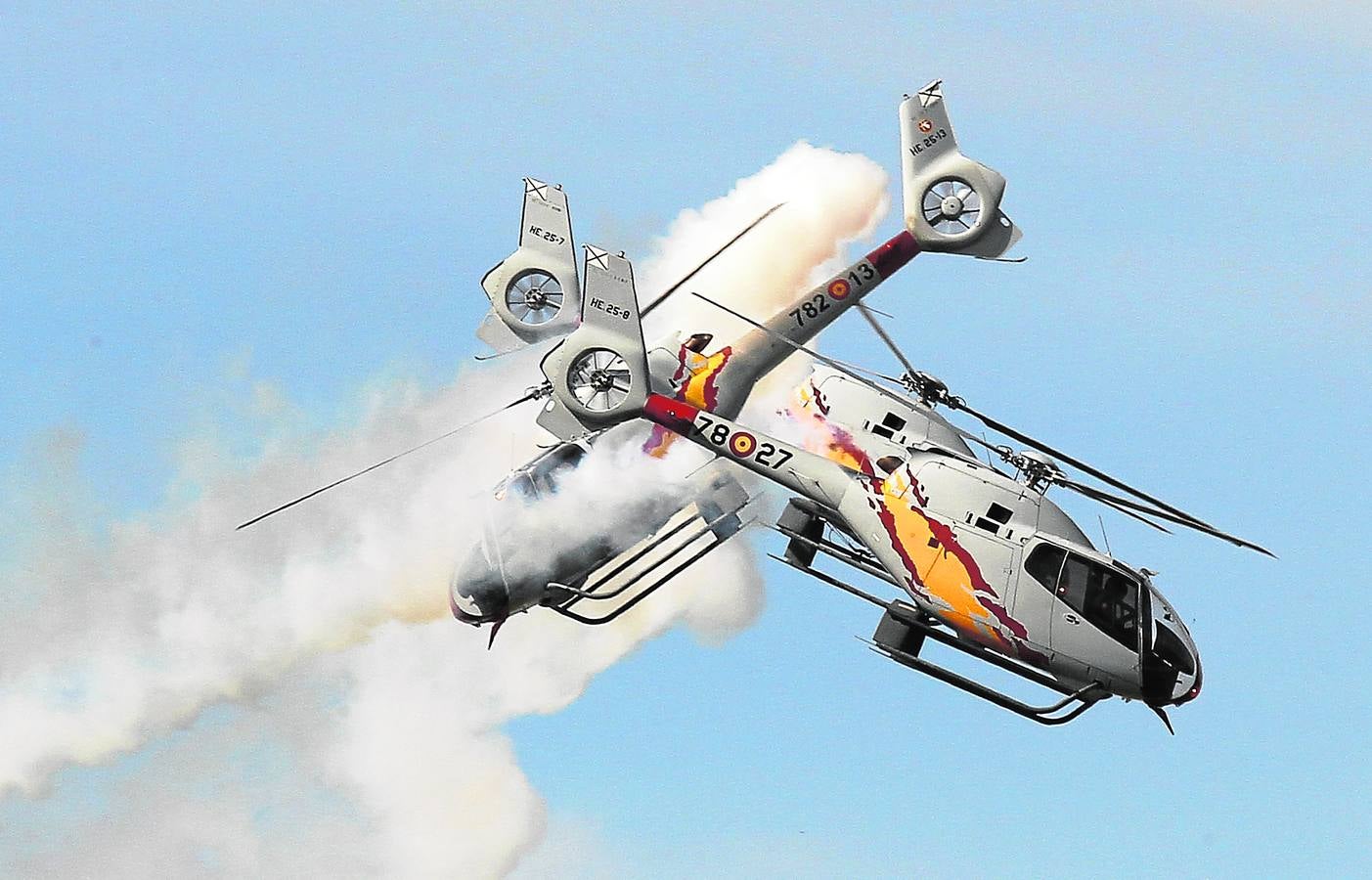 En imágenes, helicópteros y cazas del Ejército del Aire al cielo de Sevilla