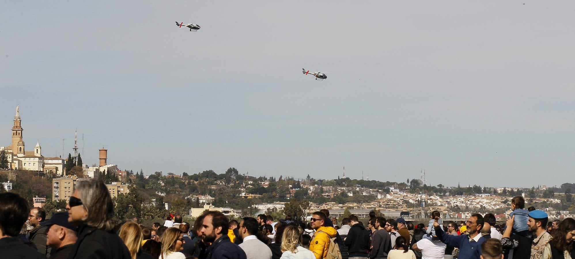 En imágenes, helicópteros y cazas del Ejército del Aire al cielo de Sevilla