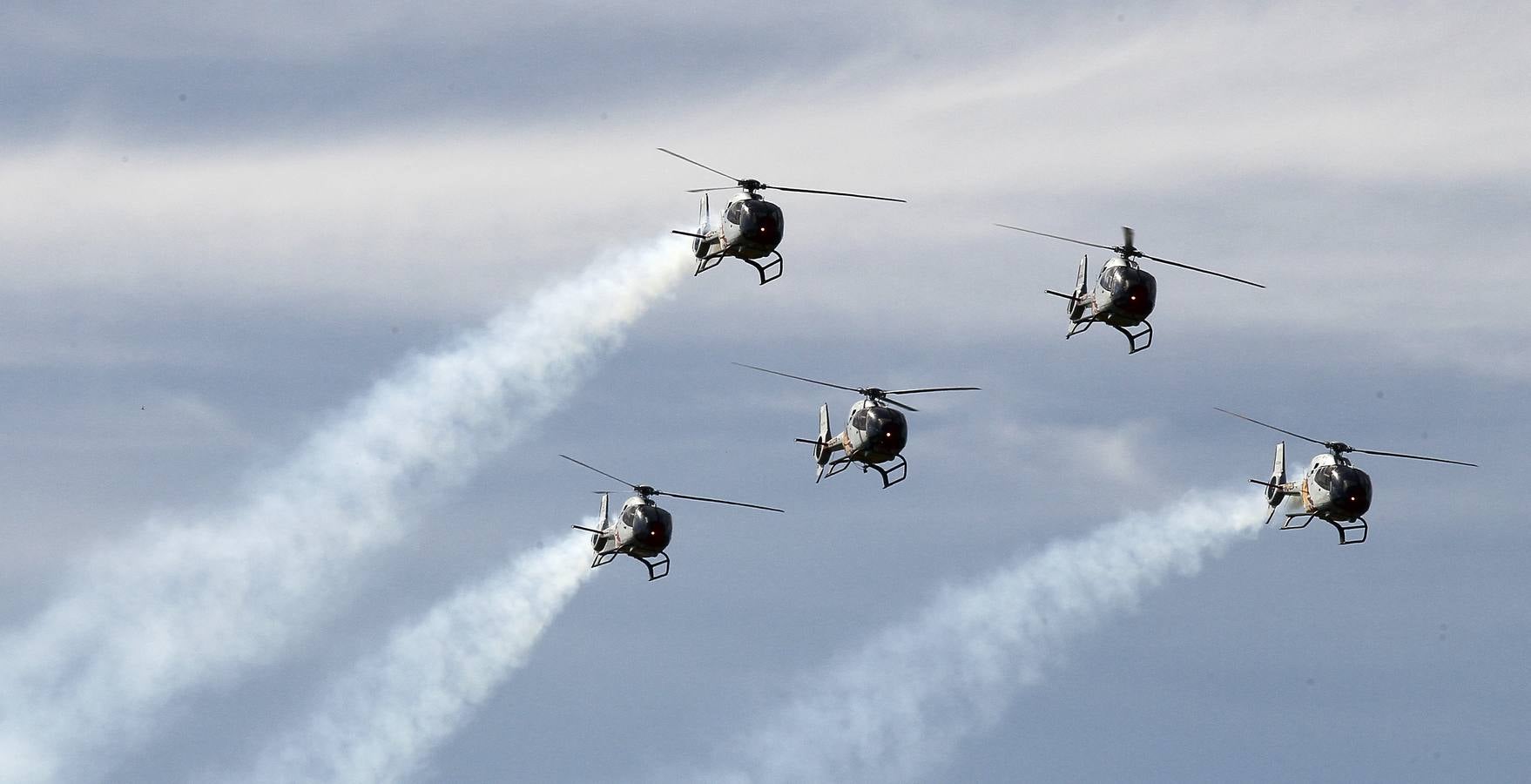 En imágenes, helicópteros y cazas del Ejército del Aire al cielo de Sevilla