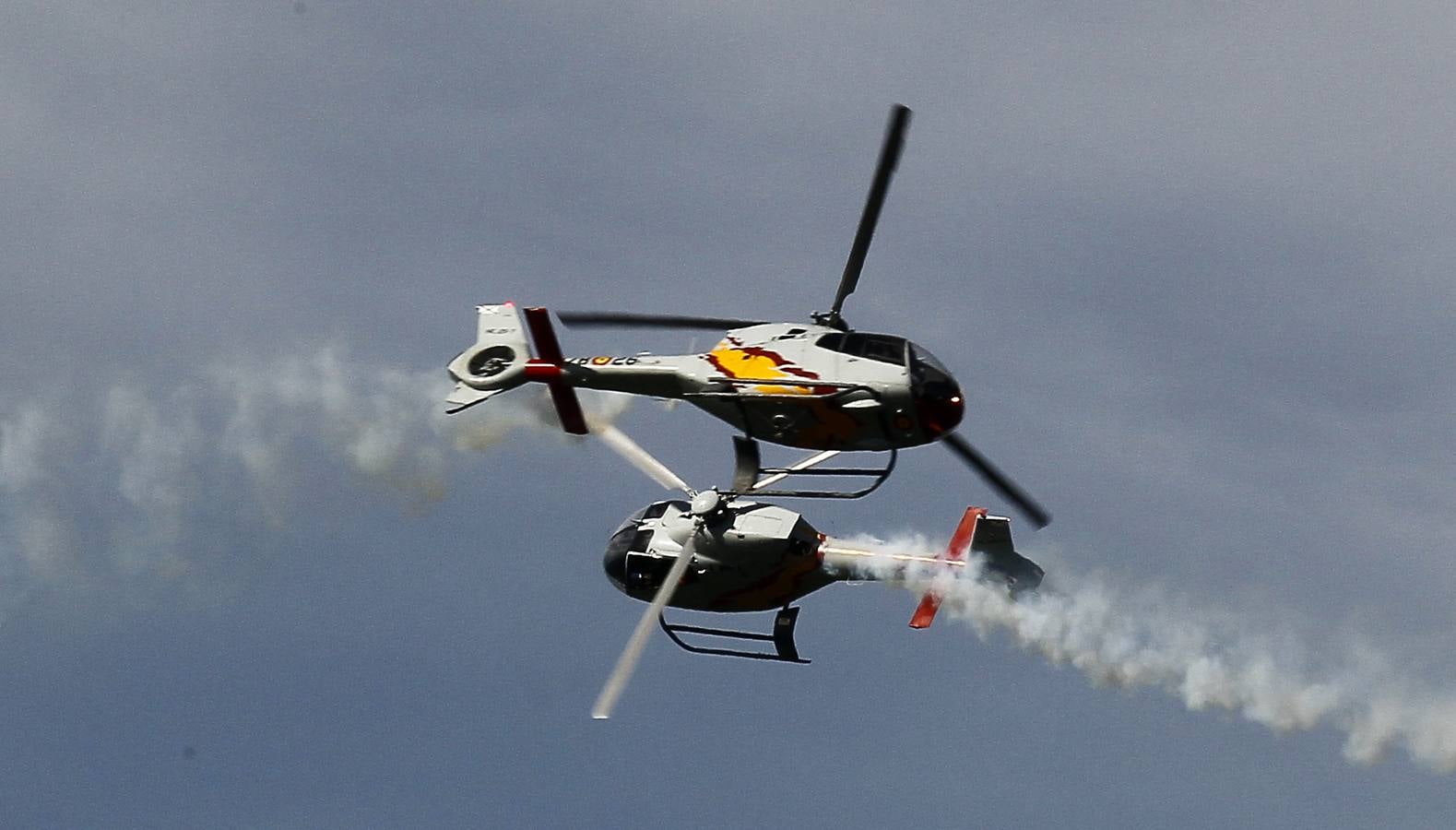 En imágenes, helicópteros y cazas del Ejército del Aire al cielo de Sevilla