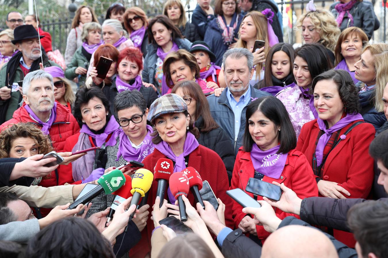 La vicepresidenta primera del Gobierno, Carmen Calvo (3d), junto al ministro del Interior, Fernando Grande-Marlaska (i); la de Educación, Iabel Celaá (2i); la de Asuntos Exteriores, Arancha González Laya; y la ministra de Política Territorial y Función Pública, Carolina Darias (2d), en la manifestación por el Día de la Mujer, este domingo en Madrid. 