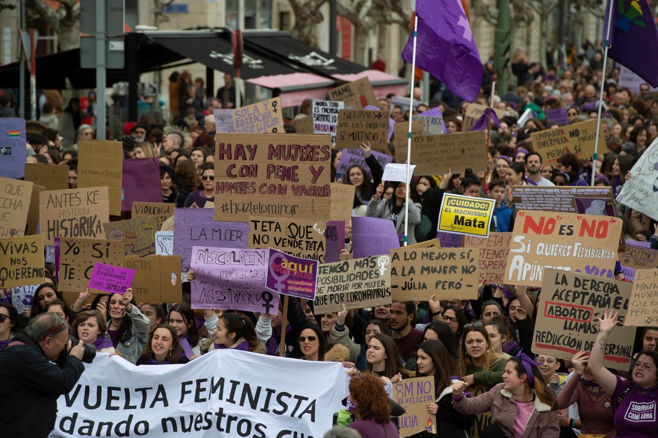 Participantes en la manifestación celebrada hoy en Santander en conmemoración del Día Internacional de la Mujer. 