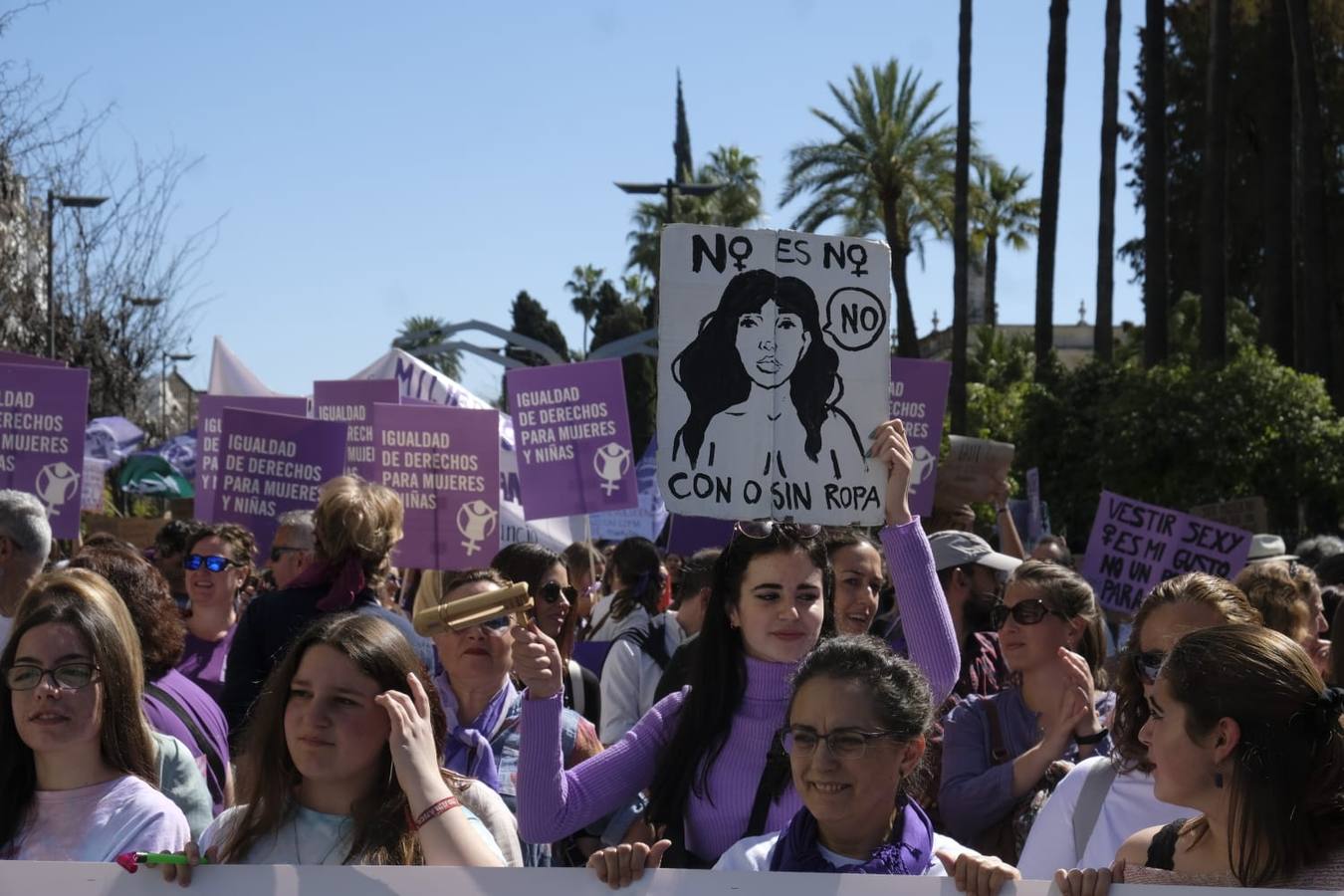 En imágenes, la marcha del Movimiento Feminista de Sevilla por el 8-M