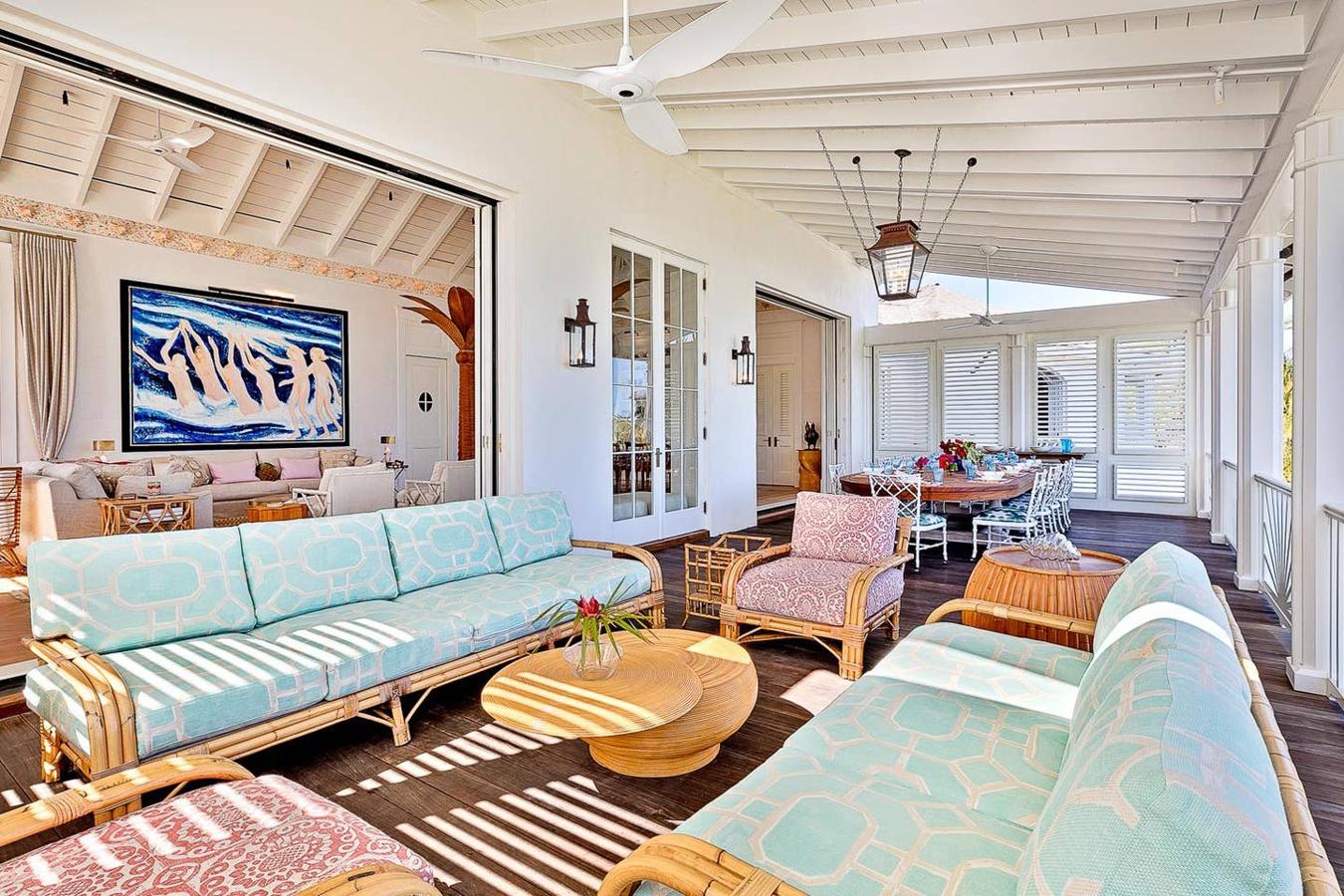 Obras de arte y muebles de coleccionista- La lujosa mansión de Kylie Jenner en Bahamas. Cada estancia posee una decoración diferente, pero todas coinciden en el buen gusto y un estilo que combina la vanguardia con el clasicismo.