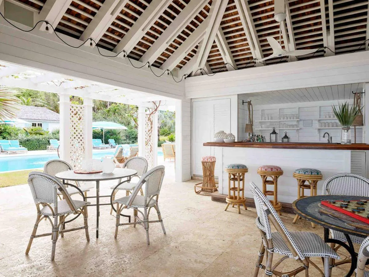 Cenadores, bar y jardines- La lujosa mansión de Kylie Jenner en Bahamas. La residencia está diseñada para que, quien se hospede, no tenga la necesidad de salir al exterior ya que cuenta con diversos bares e incluso zona lounge, además de la playa privada.