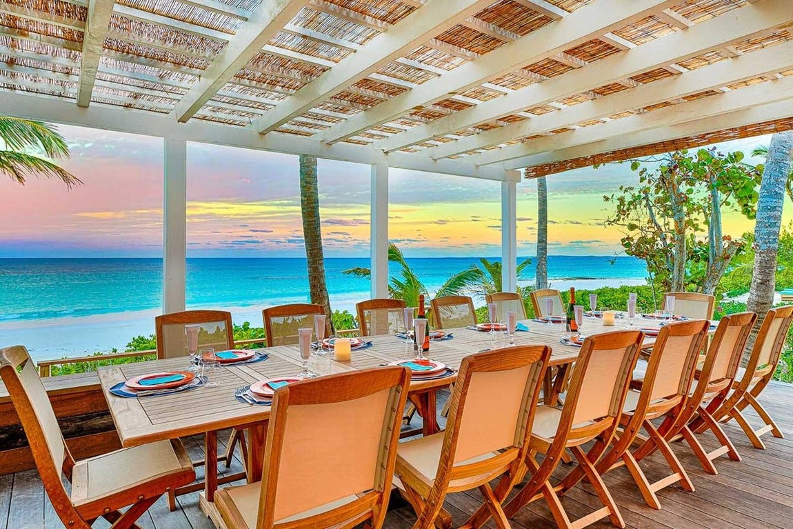 Unas vistas de ensueño- La lujosa mansión de Kylie Jenner en Bahamas. La residencia cuenta con varios comedores al aire libre con mesas para veinticuatro comensales, desde donde prácticamente se puede tocar las arenas vírgenes y el mar. También incluye un bar que se transforma en discoteca para que no tengan necesidad de salir de la casa.