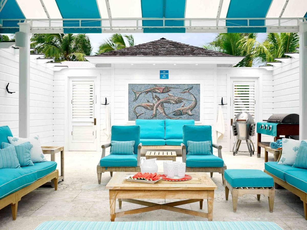 Amplios y coloridos salones- La lujosa mansión de Kylie Jenner en Bahamas. La mansión es una oda al mar y la naturaleza,, que se refleja en la decoración de cada uno de sus 6 dormitorios y 8 baños.