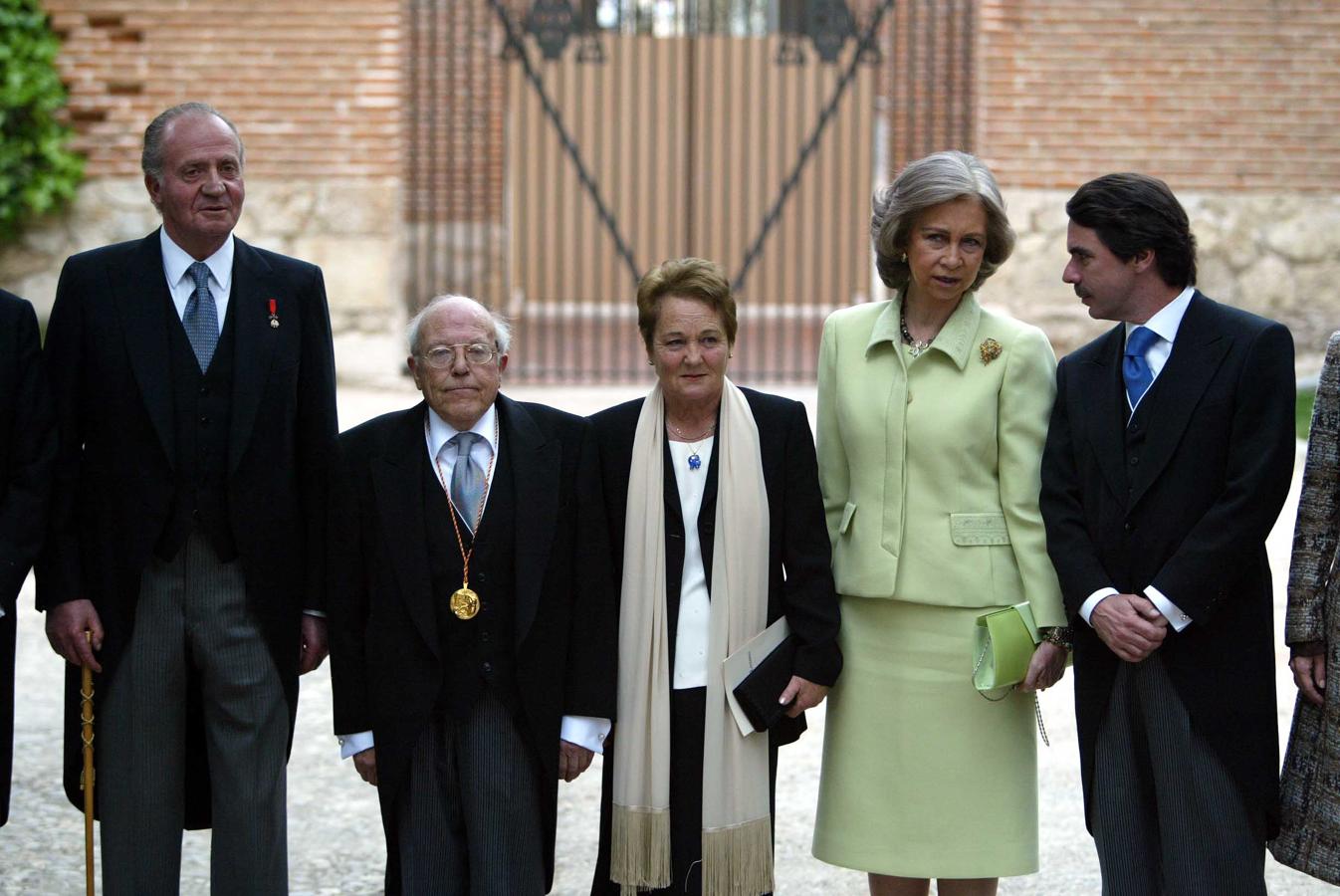 Junto a Aznar y los Reyes Eméritos cuando fue galardonado con el Premio Cervantes en 2002