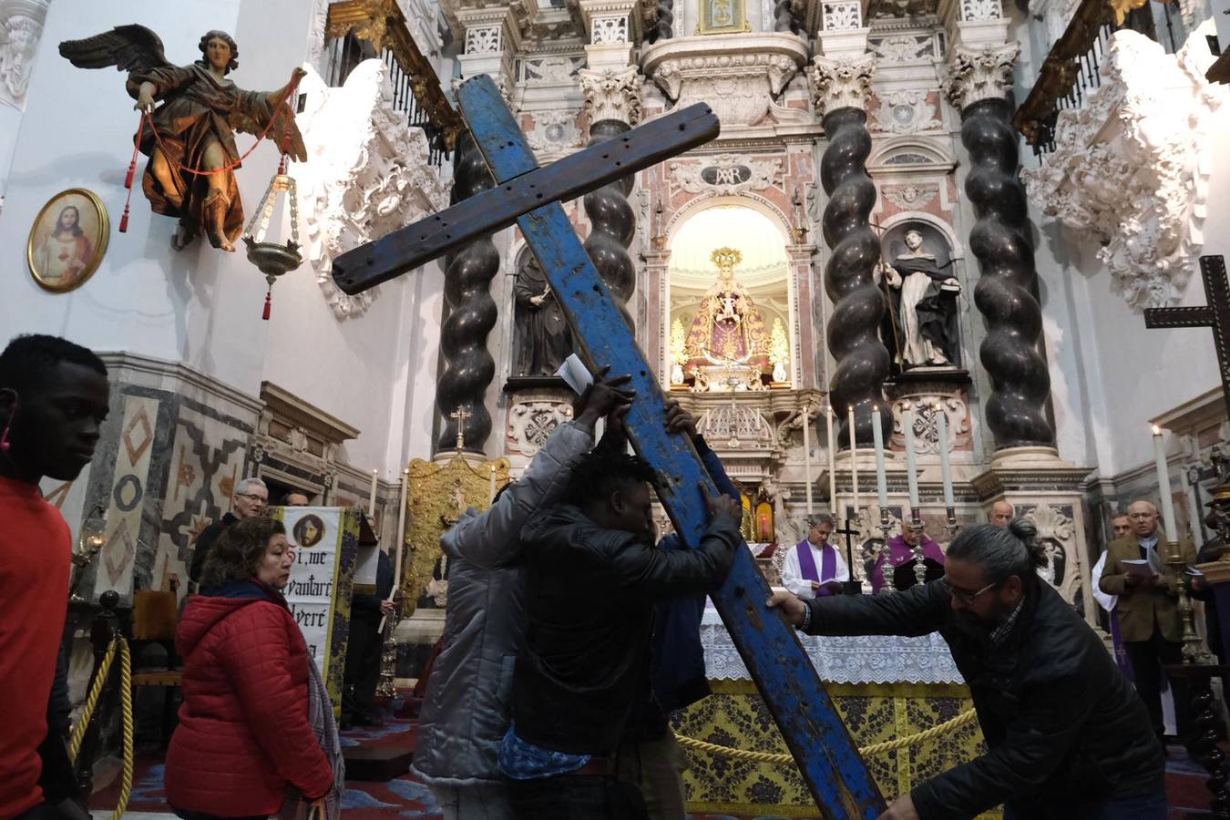 FOTOS: La Cruz de Lampedusa recorre las calles de Cádiz