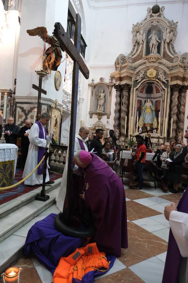 FOTOS: La Cruz de Lampedusa recorre las calles de Cádiz