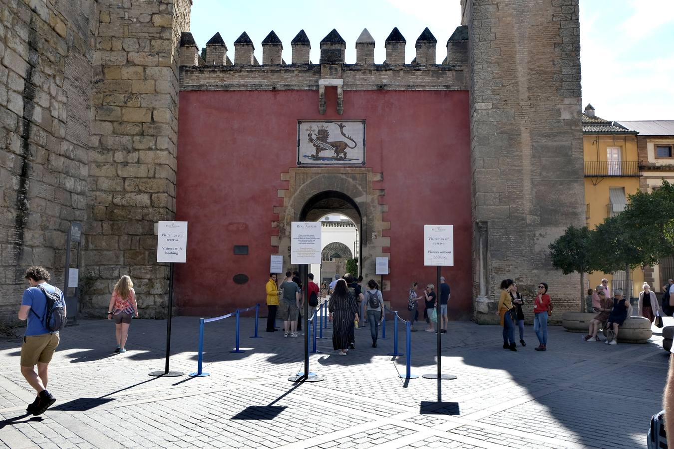 El coronavirus vacía los monumentos de Sevilla