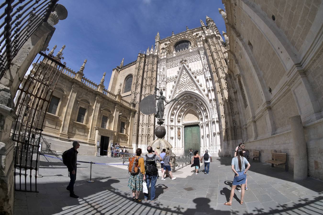 El coronavirus vacía los monumentos de Sevilla