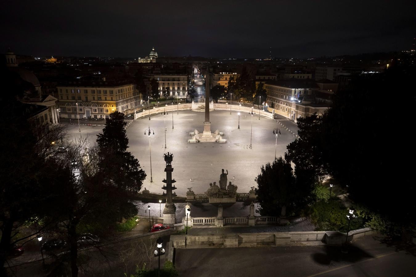 Ni un alma en la Plaza del Pueblo de Roma la noche del miércoles una vez decretada la pandemia