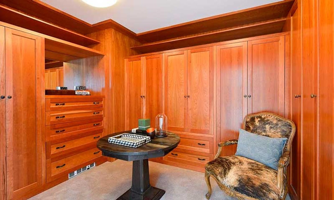 Así es la nueva casa de Julia Roberts en San Franciso. La casa cuenta también con un amplio vestidor con muebles de madera que van de techo a suelo, una pequeña mesa central para colocar accesorios y un sillón.