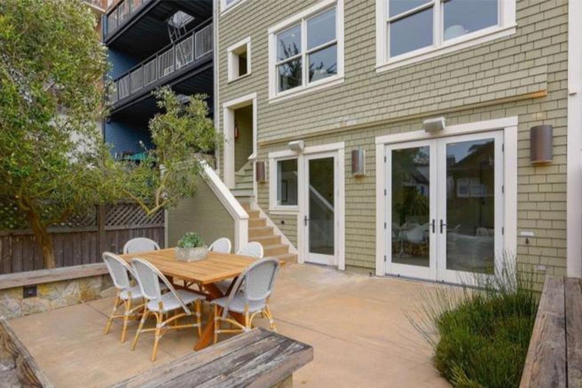 Así es la nueva casa de Julia Roberts en San Franciso. La actriz Julia Roberts ha comprado una nueva propiedad en el prestigioso barrio de Presidio Heights, uno de los de mayor solera de San Francisco. La vivienda en cuestión es una casa victoriana centenaria construida por Sylvain Schnaittacher a principios del siglo XX y remodelada por John Wheatman.