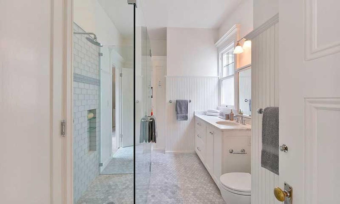 Así es la nueva casa de Julia Roberts en San Franciso. El baño principal con forma rectangular aprovecha al máximo el espacio con una amplia ducha y una encimera bastante grande situada justo debajo de una gran ventana.