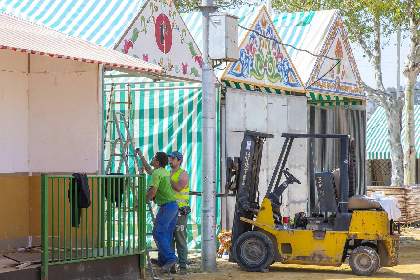 El montaje de la Feria de Abril sigue su curso pese al coronavirus