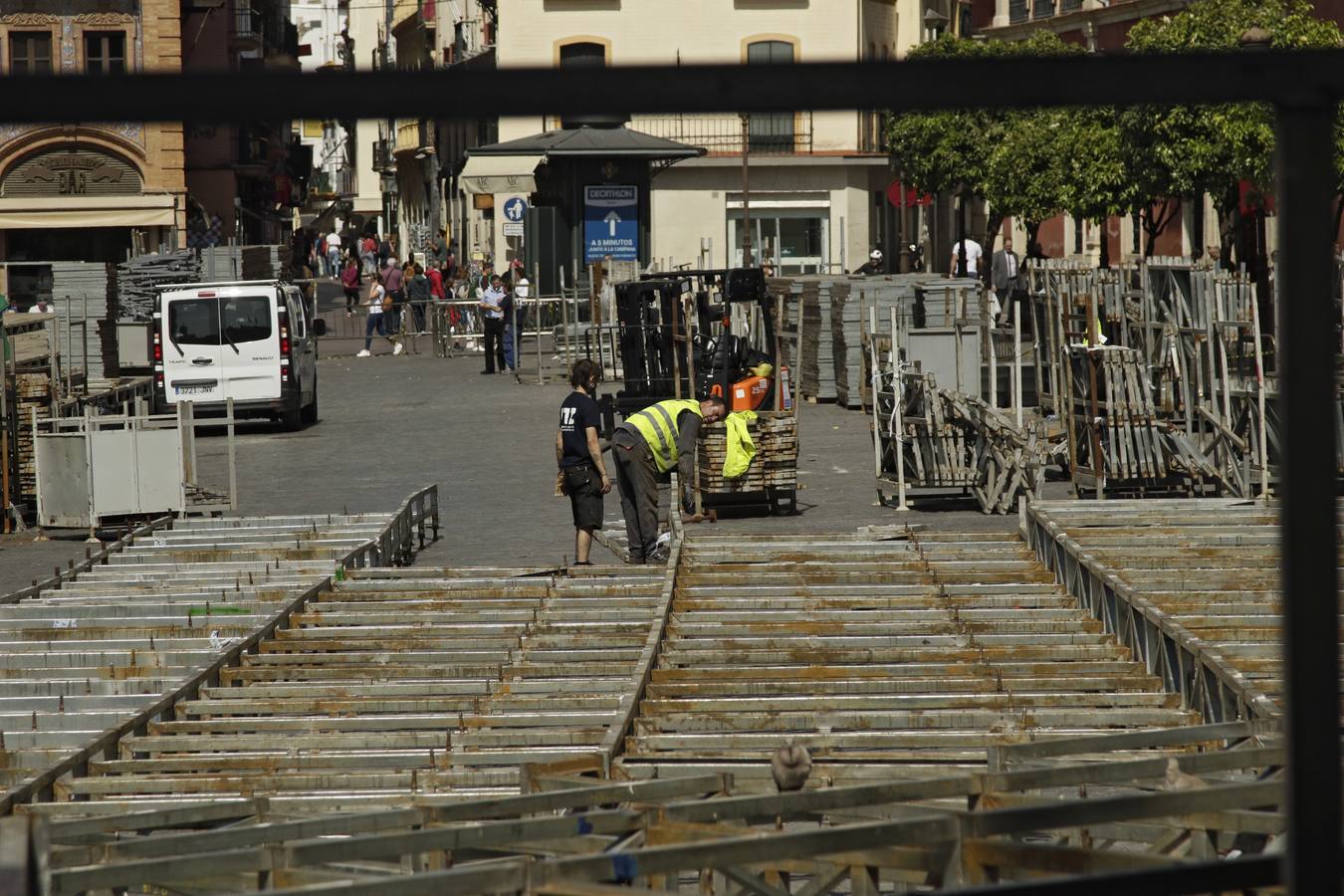 El montaje de los palcos de Semana Santa continúa pese a la amenaza del coronavirus