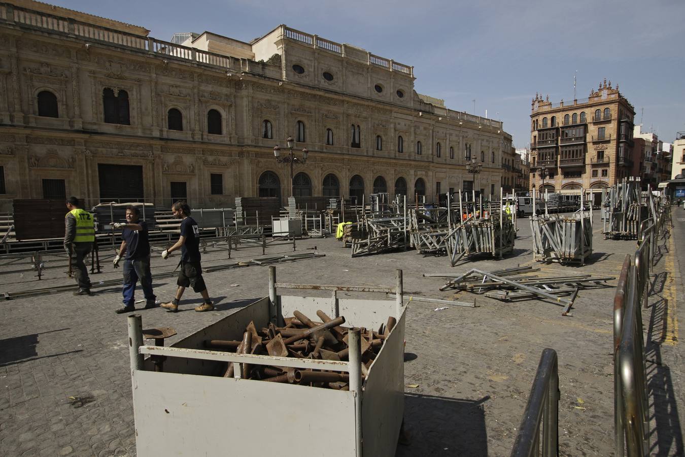 El montaje de los palcos de Semana Santa continúa pese a la amenaza del coronavirus