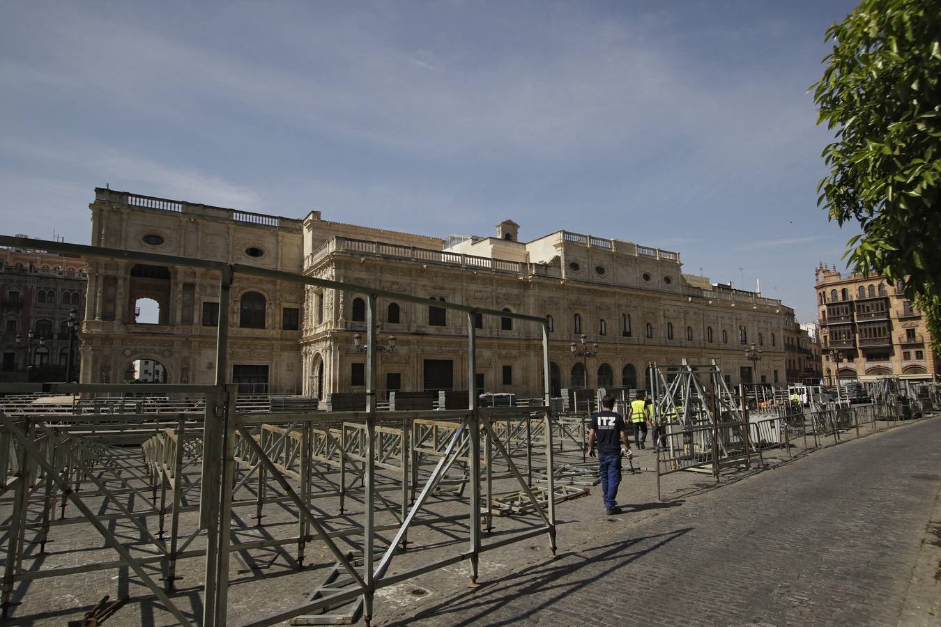 El montaje de los palcos de Semana Santa continúa pese a la amenaza del coronavirus