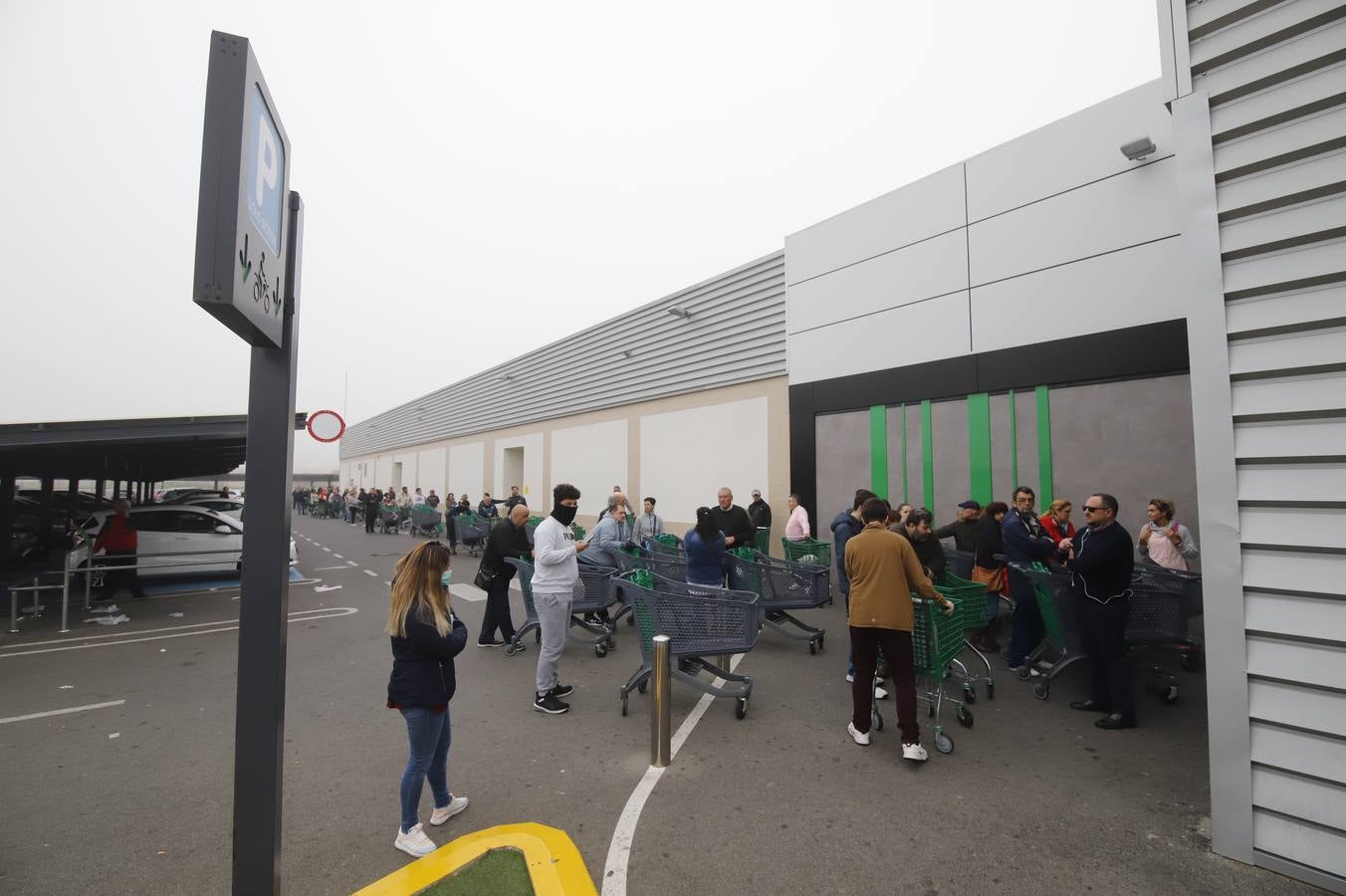 Coronavirus | Las largas colas en el supermercado en Córdoba, en imágenes