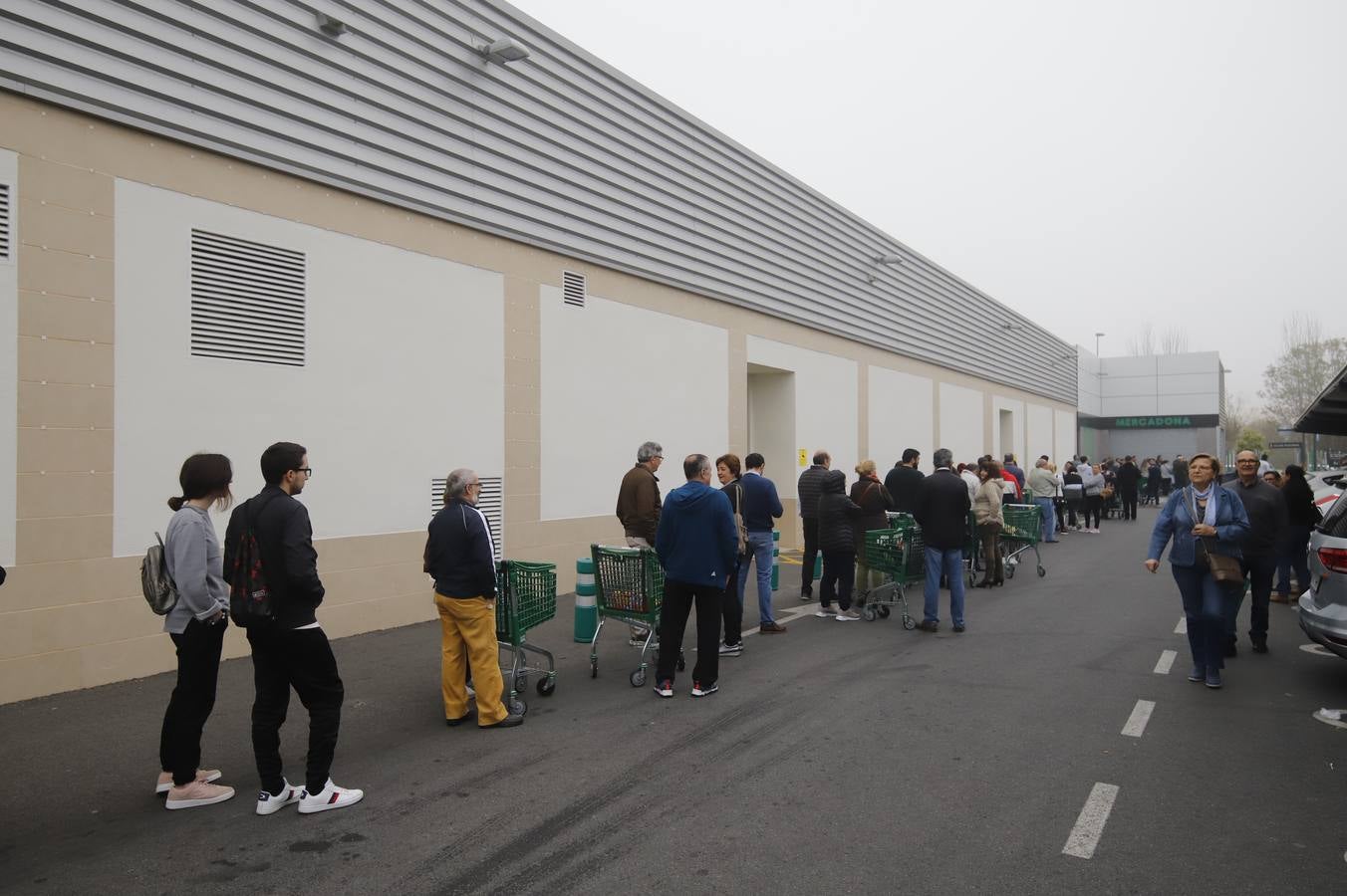 Coronavirus | Las largas colas en el supermercado en Córdoba, en imágenes