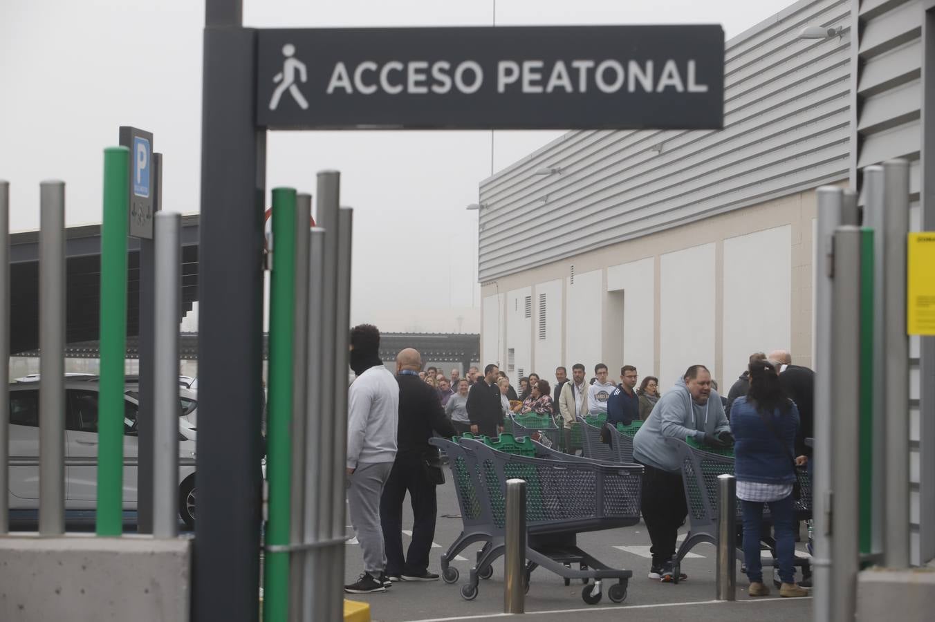 Coronavirus | Las largas colas en el supermercado en Córdoba, en imágenes