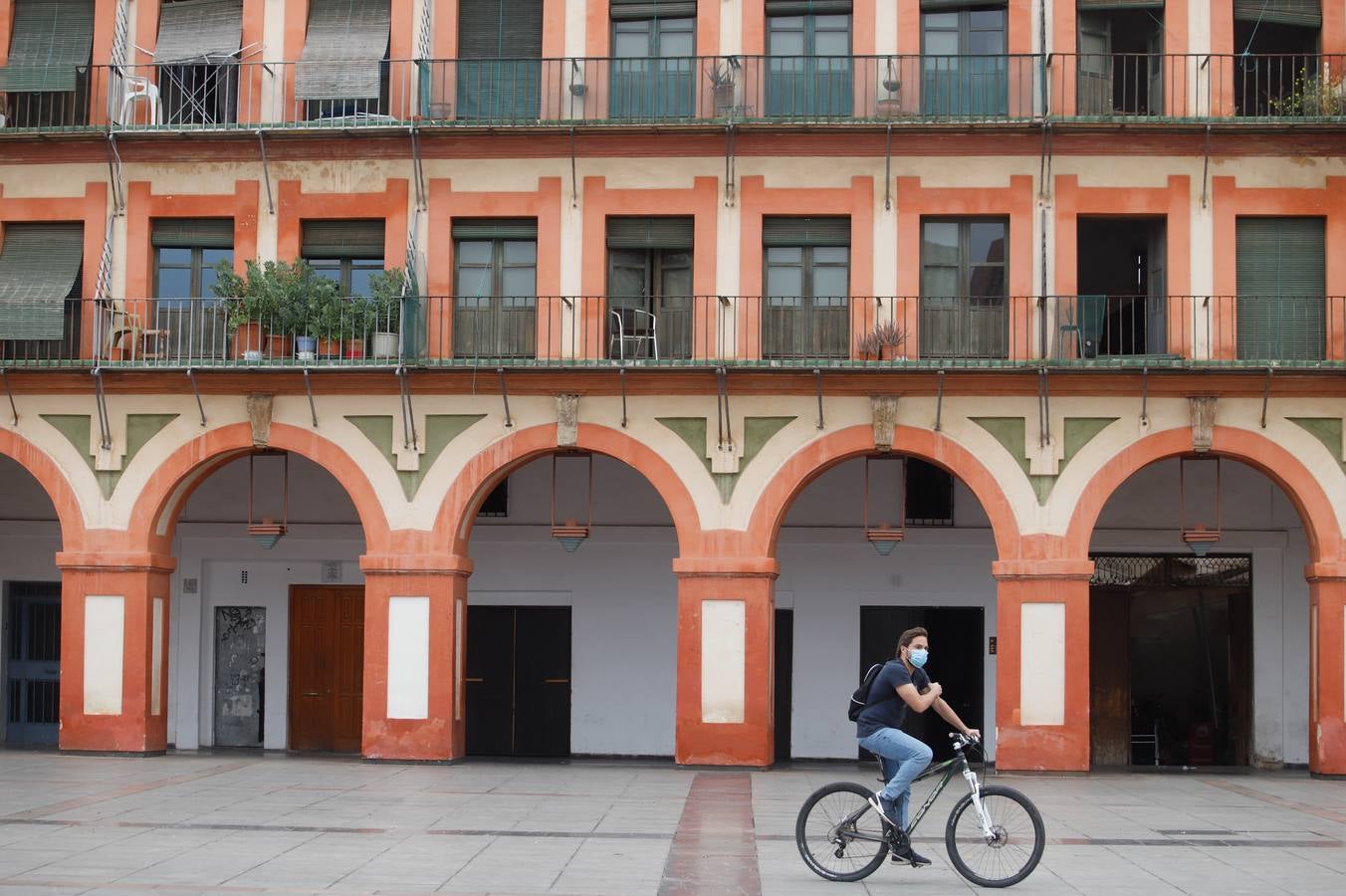 Comercios cerrados y calles vacías por el coronavirus en Córdoba