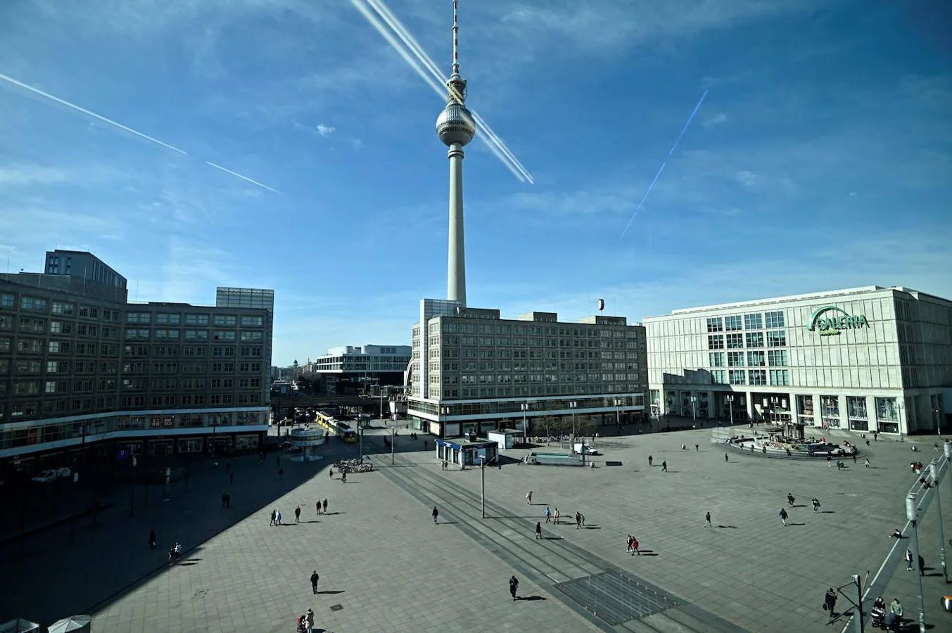 Alexanderplatz, en Berlín, uno de los puntos neurálgicos de la capital alemana, vacía. 