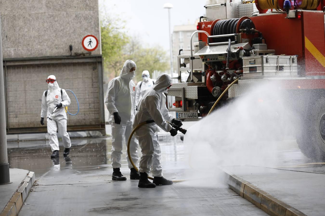 En imágenes, la UME inicia en Córdoba la desinfección contra el coronavirus